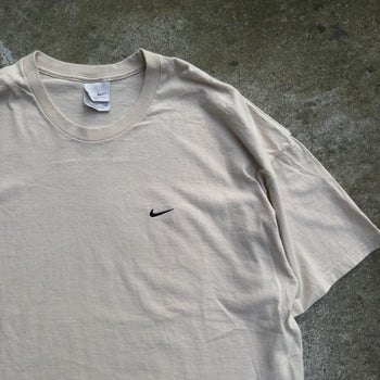 2000S NIKE MINI SWOOSH LOGO TEE BEIGE