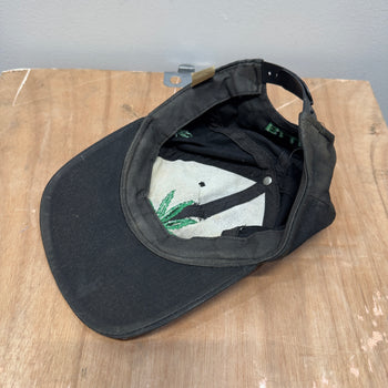 Sombrero romo con hojas de marihuana descoloridas de los años 90