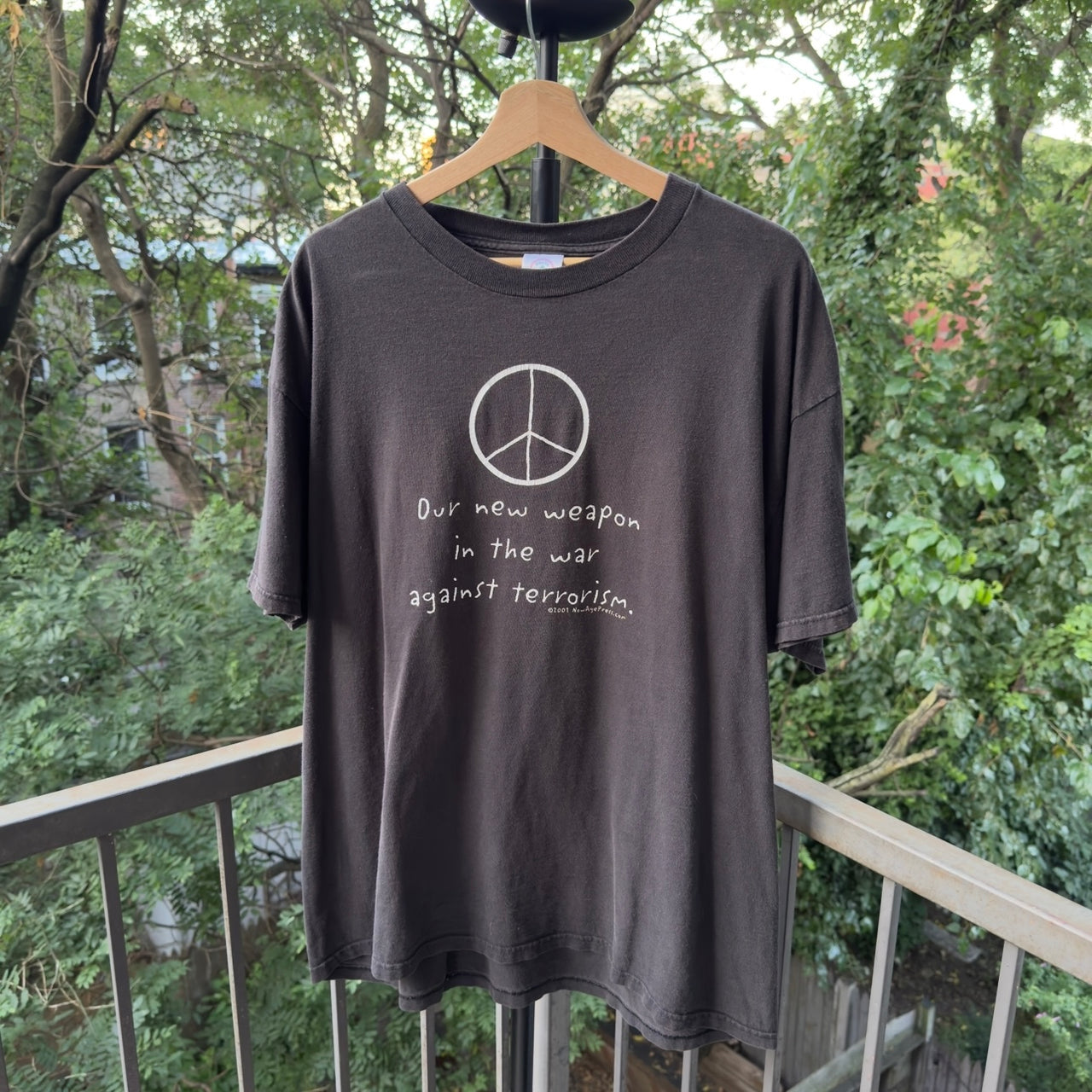 Camiseta "Nuestra nueva arma" de los años 2000