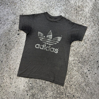 Camiseta Adidas Thrashed con el logotipo descolorido de los años 80