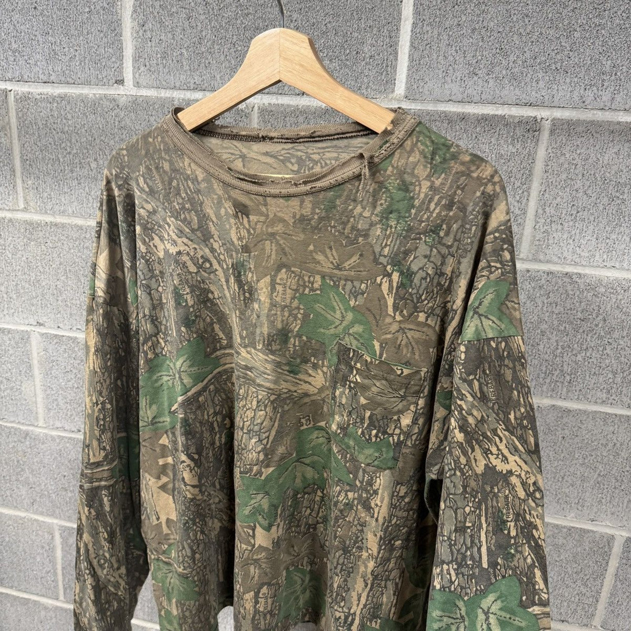 2000s Thrashed Faded Distressed Dirty Camo Longsleeve Pocket Tee