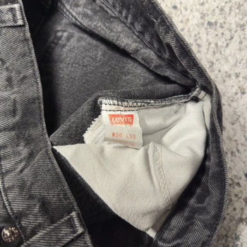 Vaqueros Levi's 550 negros descoloridos de la década de 1990