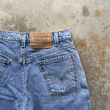 1990s LEVI’S 550 ORANGE TAB LIGHT WASH DENIM JEAN SHORTS JORTS