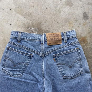 1990s LEVI’S 550 ORANGE TAB LIGHT WASH DENIM JEAN SHORTS JORTS