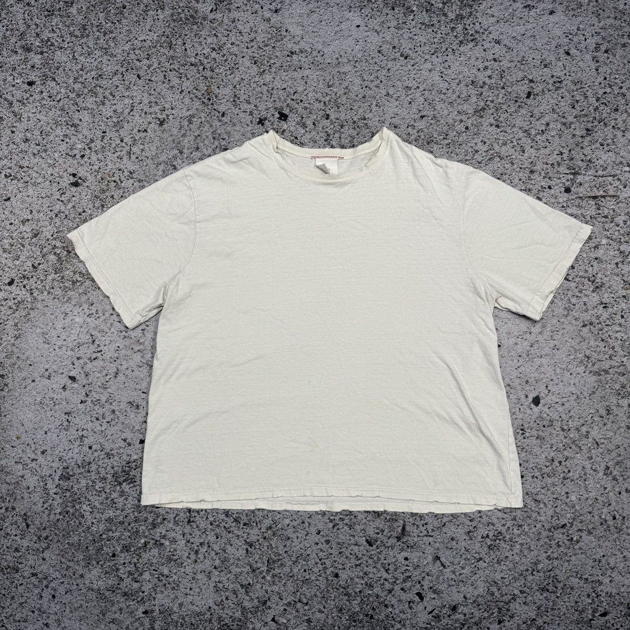 Camiseta cuadrada desgastada blanca en blanco de Moojimoojius