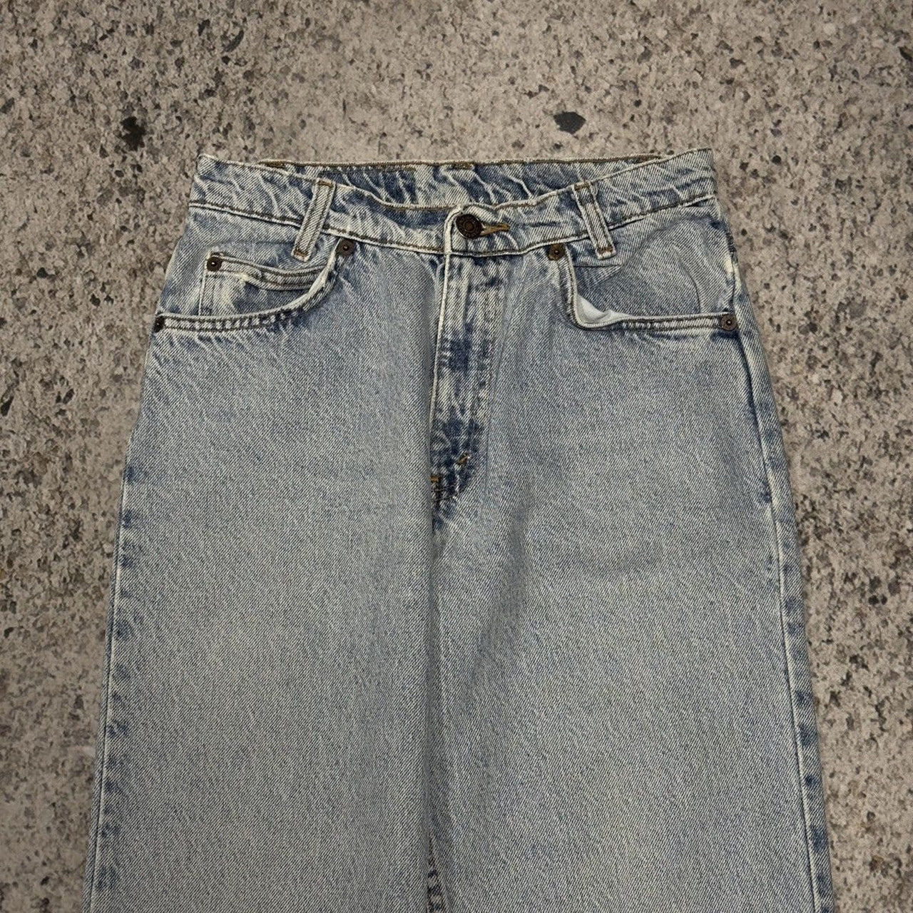 Vaqueros Levi's 550 con lavado claro descolorido y lengüeta naranja de los años 90