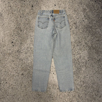 Vaqueros Levi's 550 con lavado claro descolorido y lengüeta naranja de los años 90
