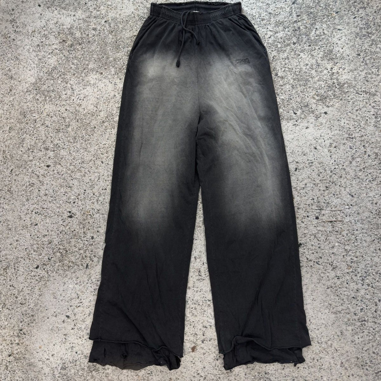 Pantalones deportivos anchos y holgados de doble capa en negro lavado de pasarela Vetements SS23
