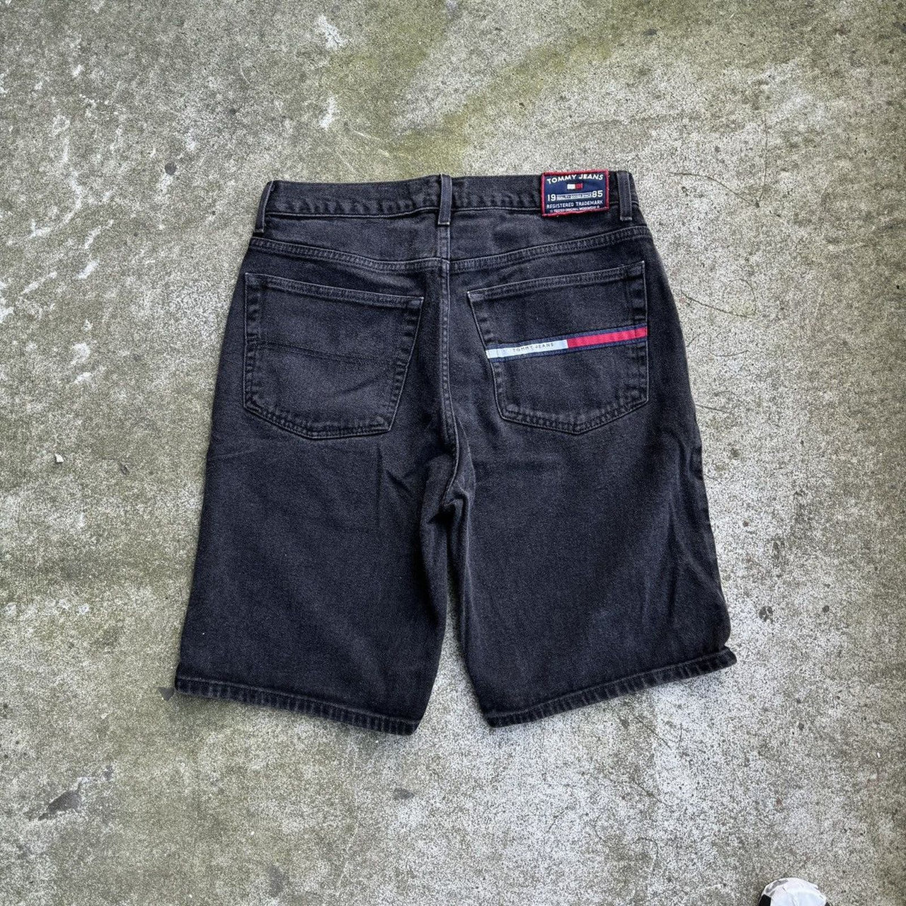 2000S FADED TOMMY HILFIGER BLACK DENIM JEAN SHORTS