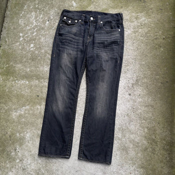 TRUE RELIGION RICKY STRAIGHT FLAP EARTHWORM DENIM JEANS