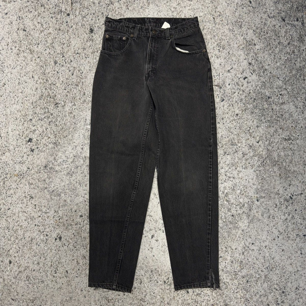 Vaqueros Levi's 560 negros descoloridos y holgados de corte cónico, años 90
