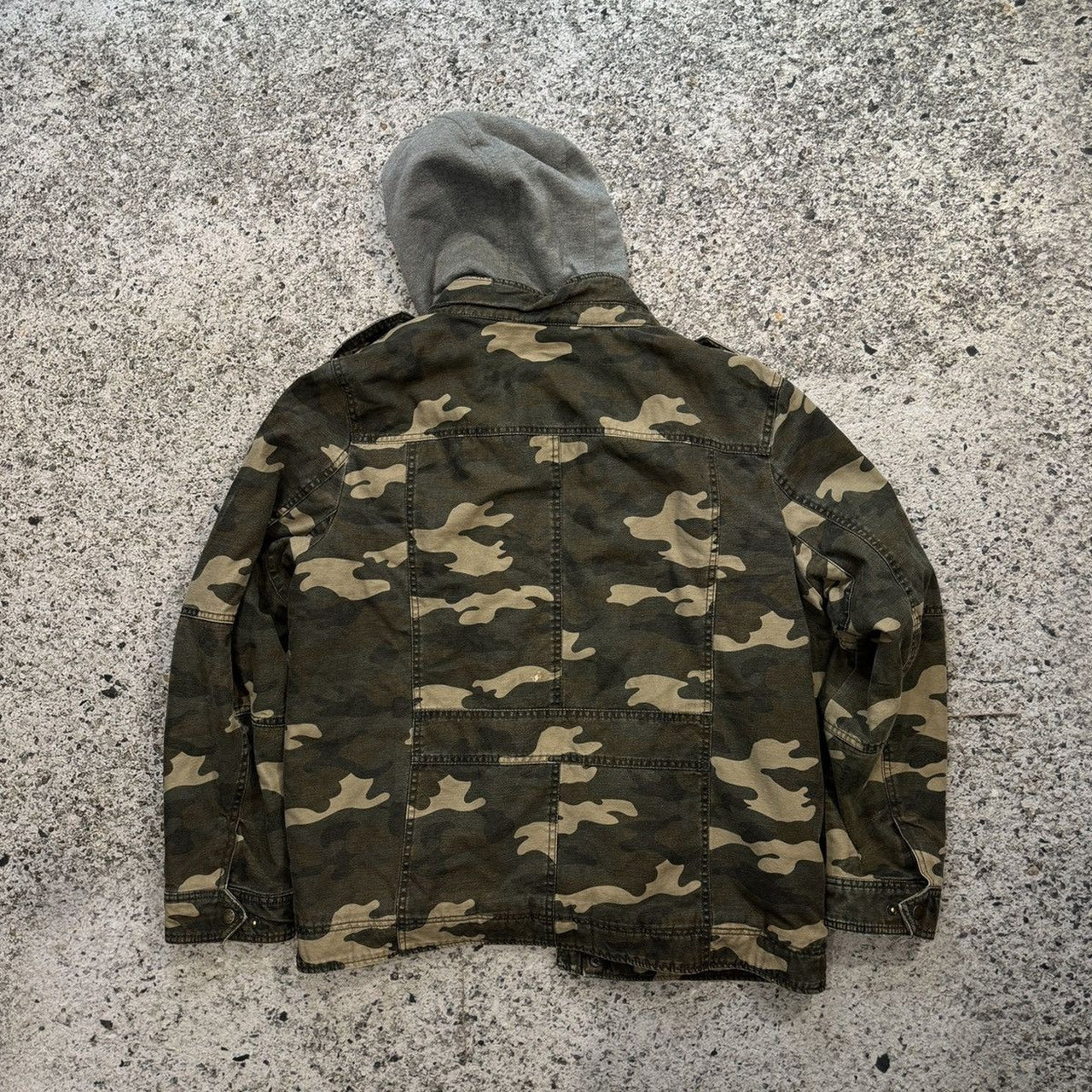 Chaqueta Levi's con capucha y forro de sherpa con camuflaje descolorido de los años 2000