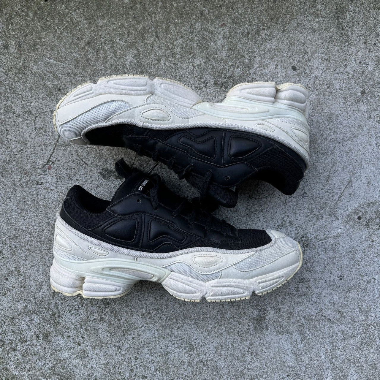 RAF SIMONS ADIDAS 2018 OZWEEGO 3 BLACK WHITE SNEAKERS