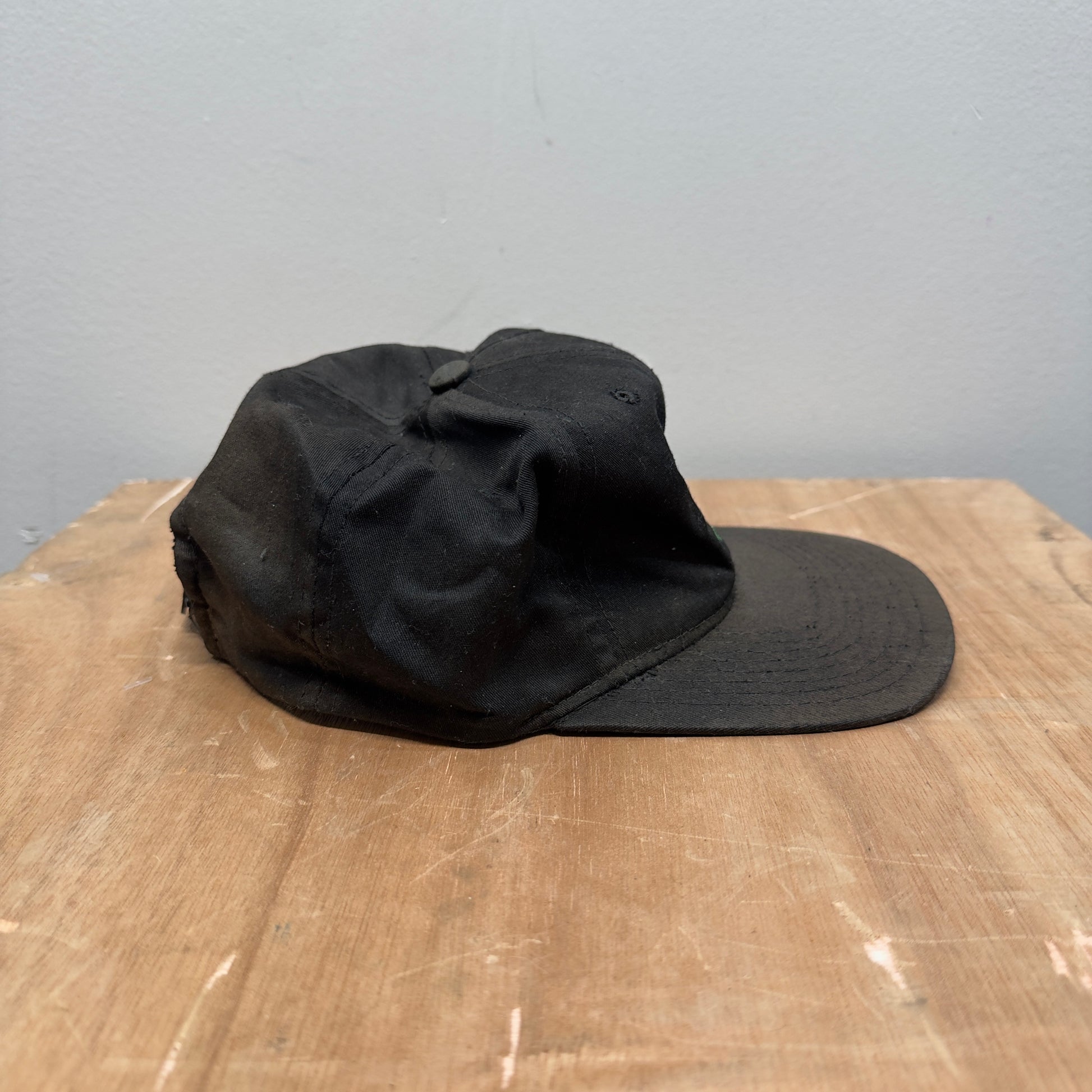 Sombrero romo con hojas de marihuana descoloridas de los años 90