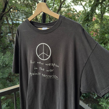 Camiseta "Nuestra nueva arma" de los años 2000