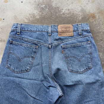 1990s LEVI’S 550 ORANGE TAB LIGHT WASH BAGGY DENIM JEAN SHORTS JORTS