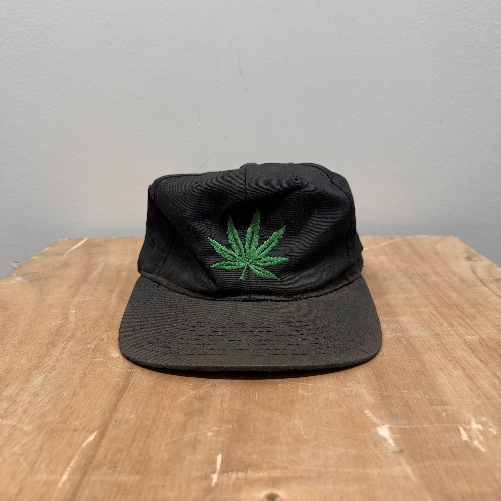 Sombrero romo con hojas de marihuana descoloridas de los años 90