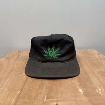 Sombrero romo con hojas de marihuana descoloridas de los años 90