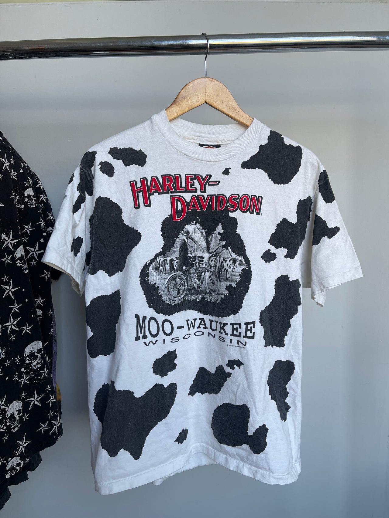 1990S HARLEY DAVIDSON MOOWAUKEE COW PRINT TEE