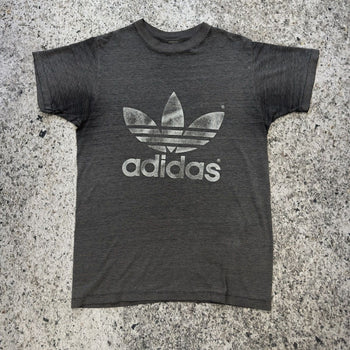 Camiseta Adidas Thrashed con el logotipo descolorido de los años 80
