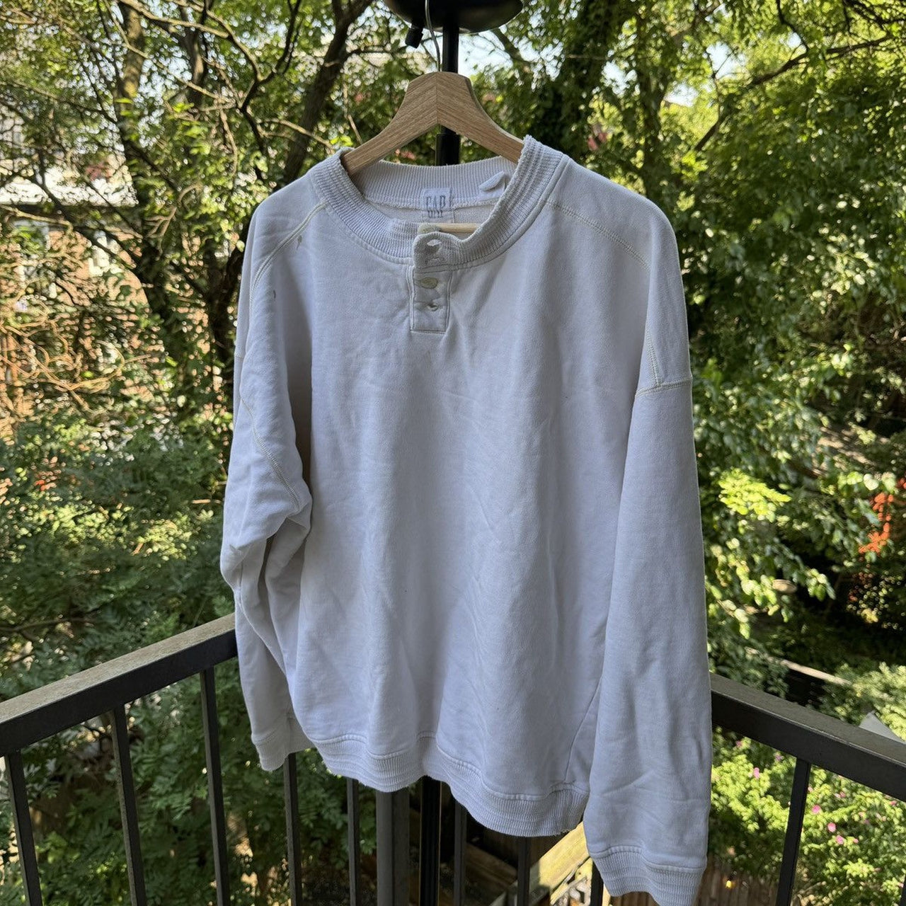 2000s Gap Thrashed White Henley Sweatshirt