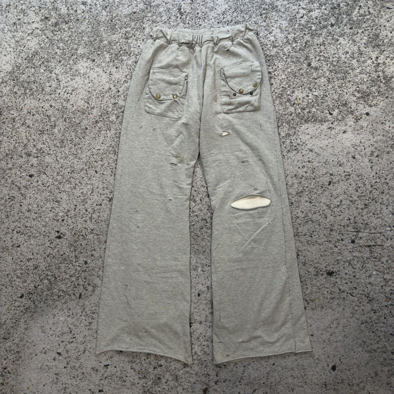 Pantalones deportivos acampanados y desgastados de Dasyori