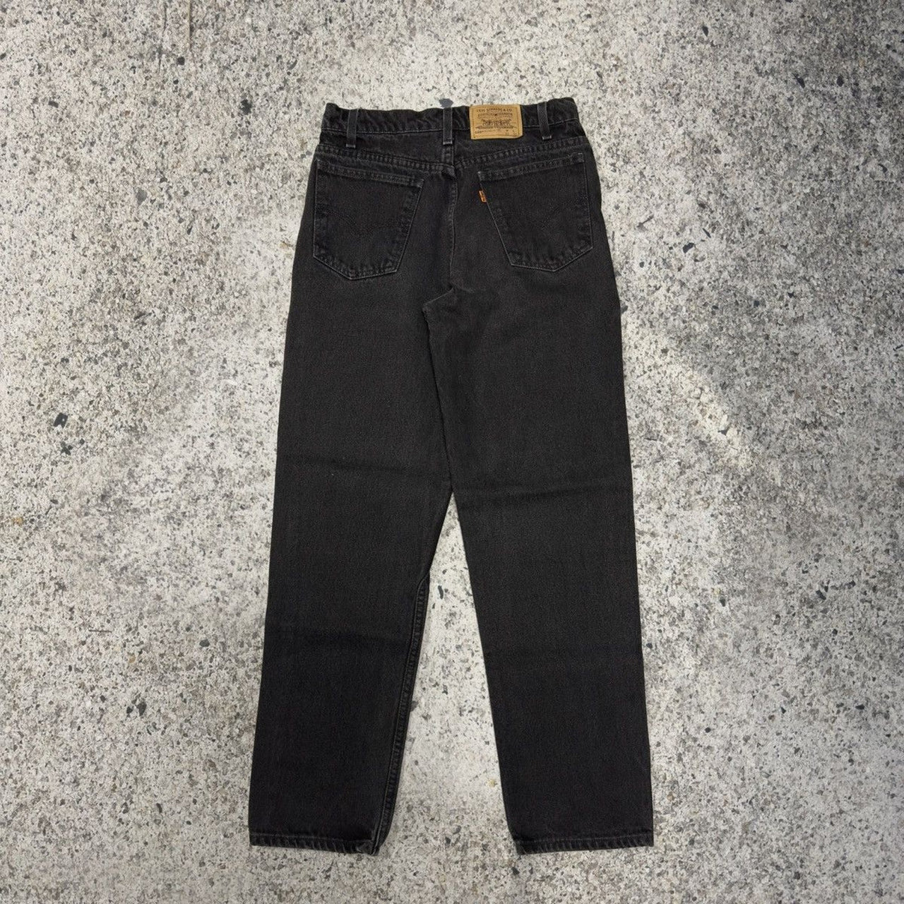Vaqueros Levi's 550 con lengüeta naranja y negro descolorido de los años 90