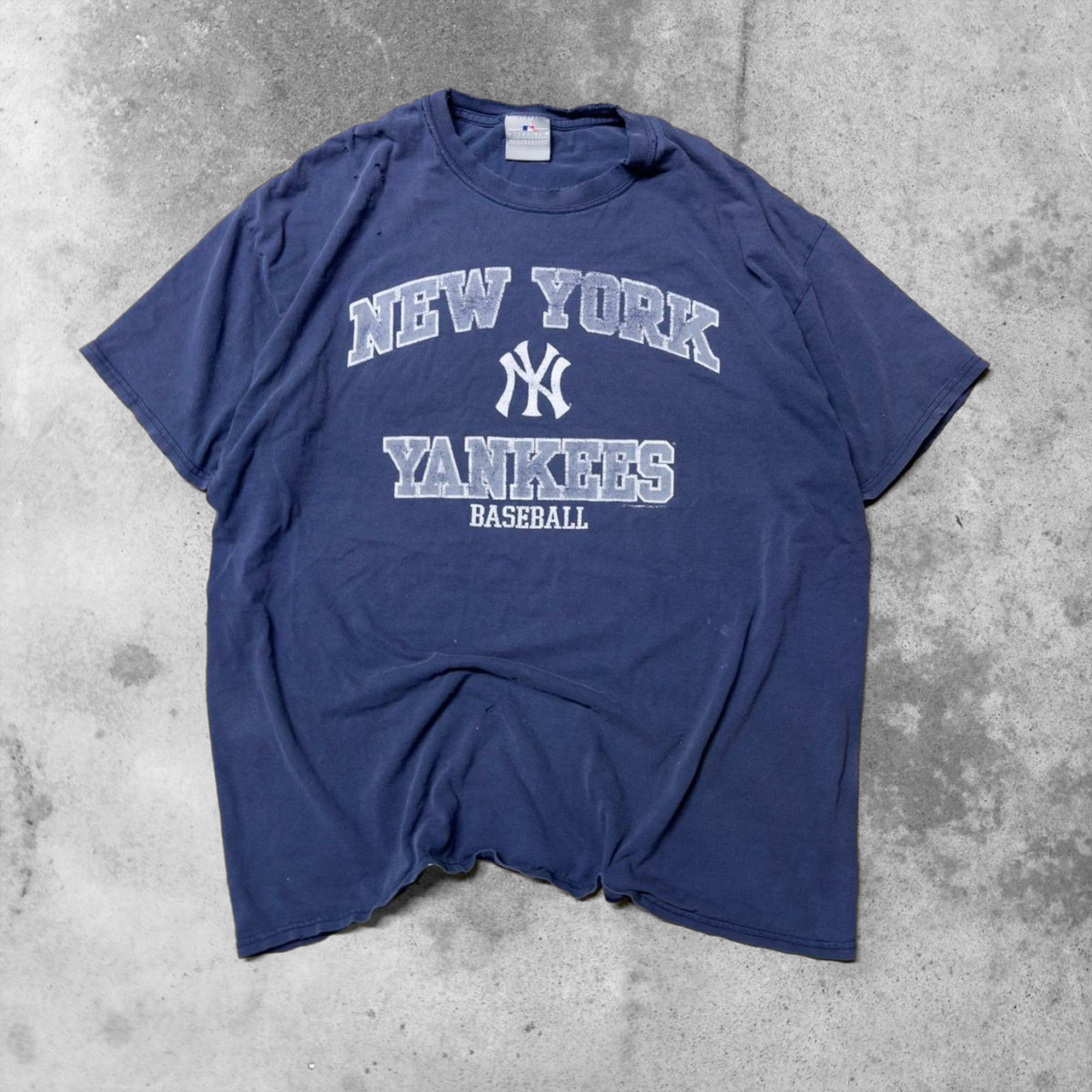 2000s NEW YORK YANKEES THRASHED FADED BLUE TEE SHIRT