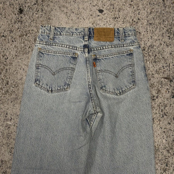 Vaqueros Levi's 550 con lavado claro descolorido y lengüeta naranja de los años 90
