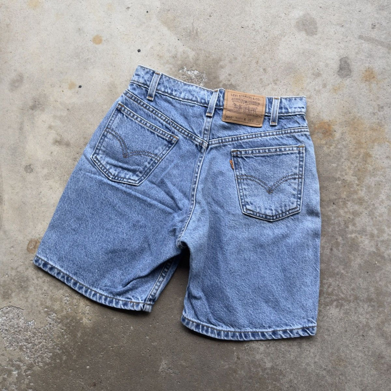 1990s LEVI’S 550 ORANGE TAB LIGHT WASH DENIM JEAN SHORTS JORTS