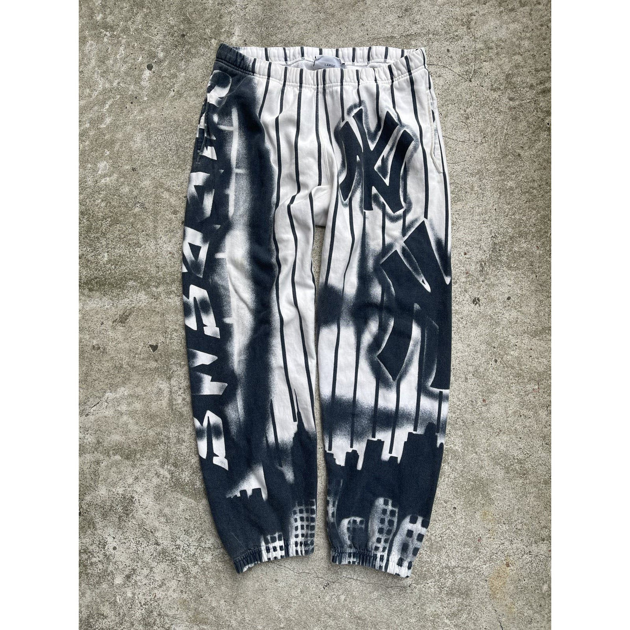 SUPREME NEW YORK YANKEES AIRBRUSH SWEATPANTS WHITE LARGE