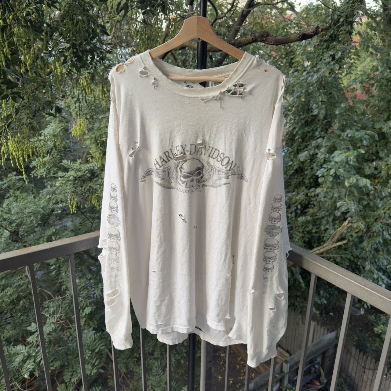 2000s Harley Davidson Thrashed Skull Flame Longsleeve Tee