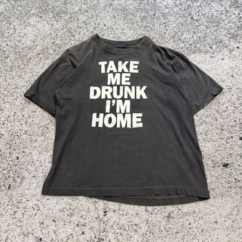 Camiseta descolorida "Llévame borracho, estoy en casa" de los años 90