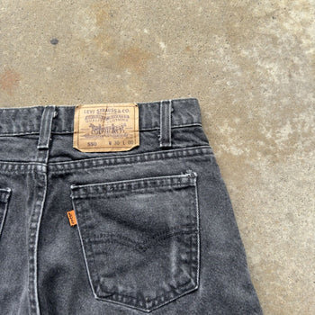 1990S LEVI'S 550 ORANGE TAB FADED BLACK DENIM SKATER JEAN SHORTS