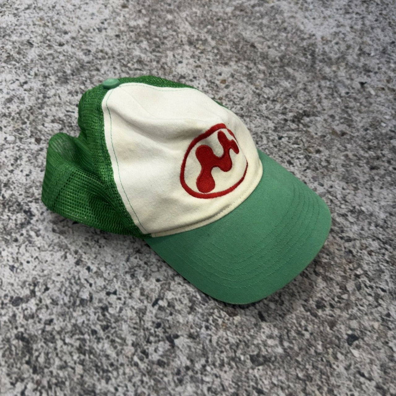 Gorra de camionero con logotipo verde y rojo Mowalola Puff Puff OG