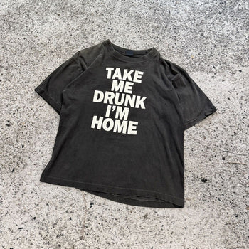 Camiseta descolorida "Llévame borracho, estoy en casa" de los años 90