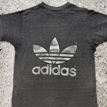 Camiseta Adidas Thrashed con el logotipo descolorido de los años 80