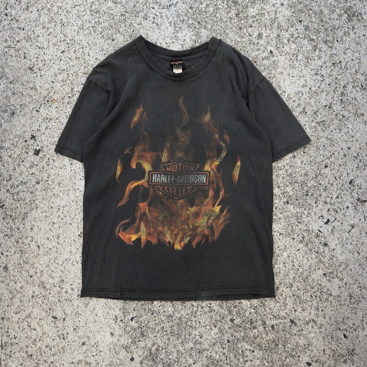 Camiseta Harley Davidson con llamas desteñidas de los años 2000