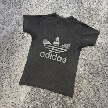 Camiseta Adidas Thrashed con el logotipo descolorido de los años 80
