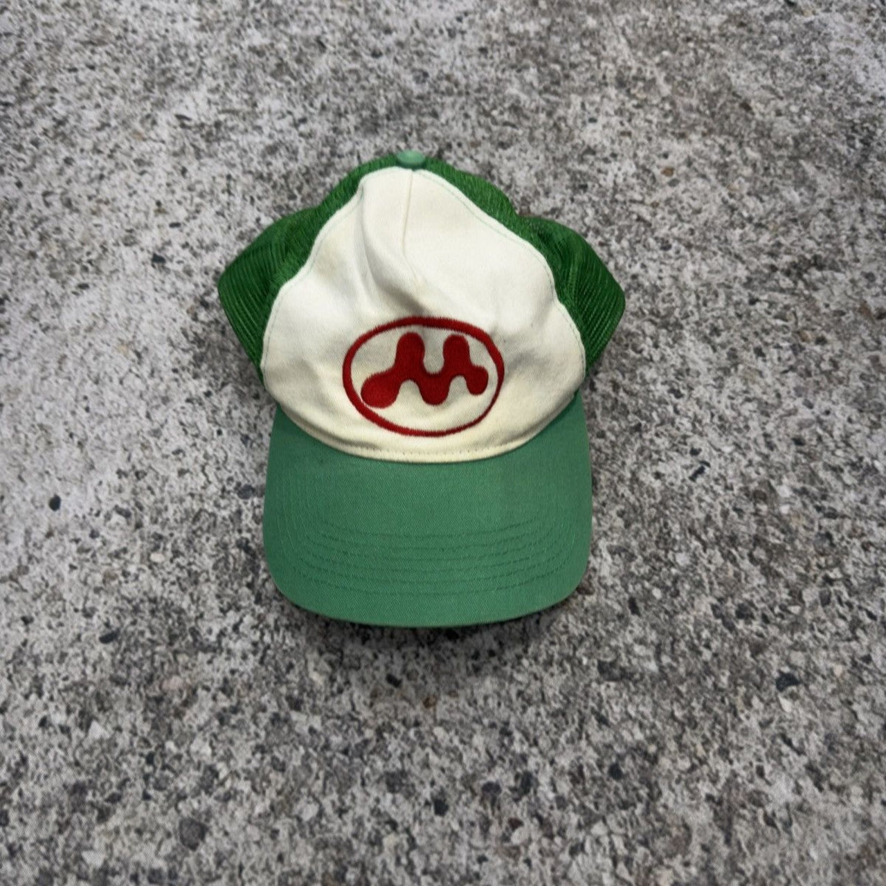 Gorra de camionero con logotipo verde y rojo Mowalola Puff Puff OG