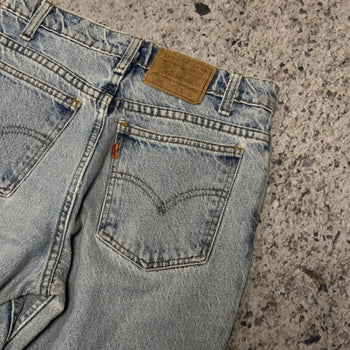 Vaqueros Levi's 550 con lavado claro descolorido y lengüeta naranja de los años 90