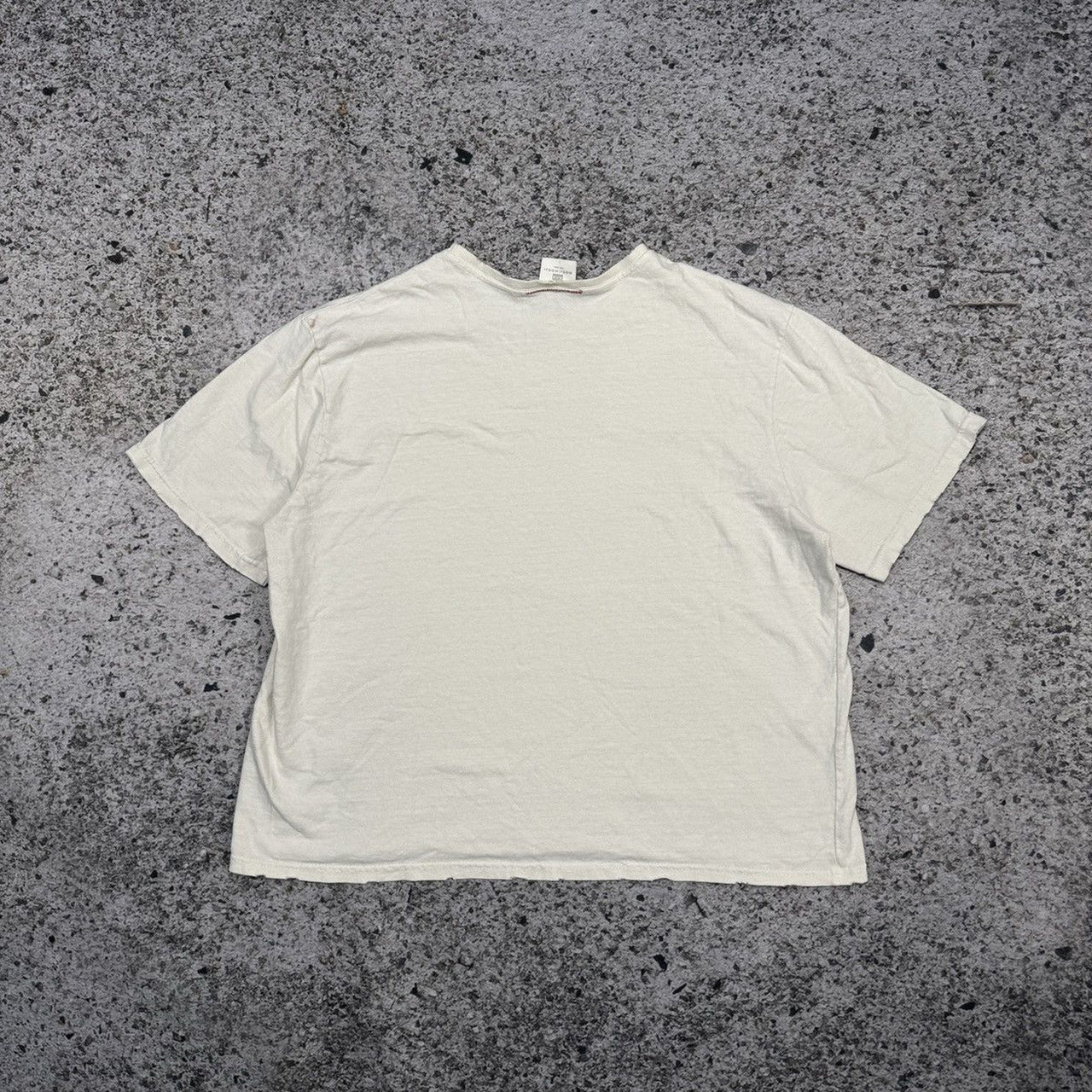 Camiseta cuadrada desgastada blanca en blanco de Moojimoojius