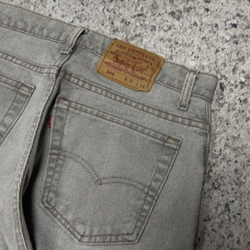Vaqueros cónicos Levi's 560 de color gris descolorido de los años 90